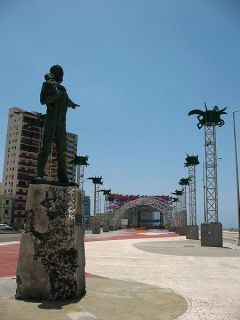 En escultura debida a Andrés González, José Martí señala con dedo acusador la Embajada de los Estados Unidos, enfrentada por la Tribuna Antimperialista que lleva el nombre del héroe.